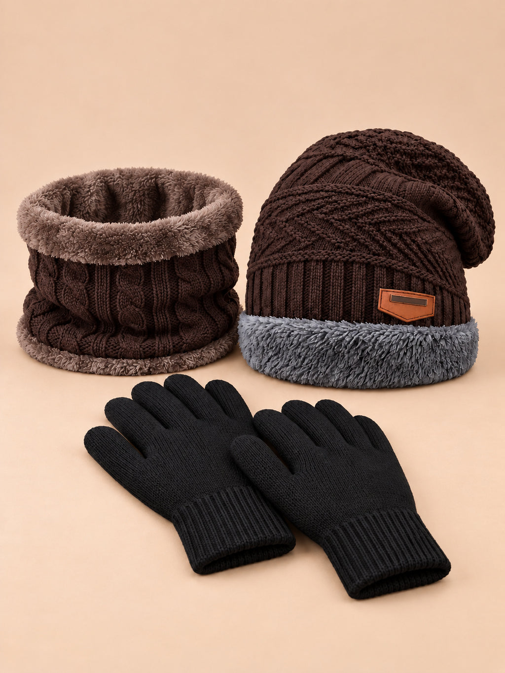 Ensemble bonnet, tour de cou et gants tactiles en maille, marron, vue de face.