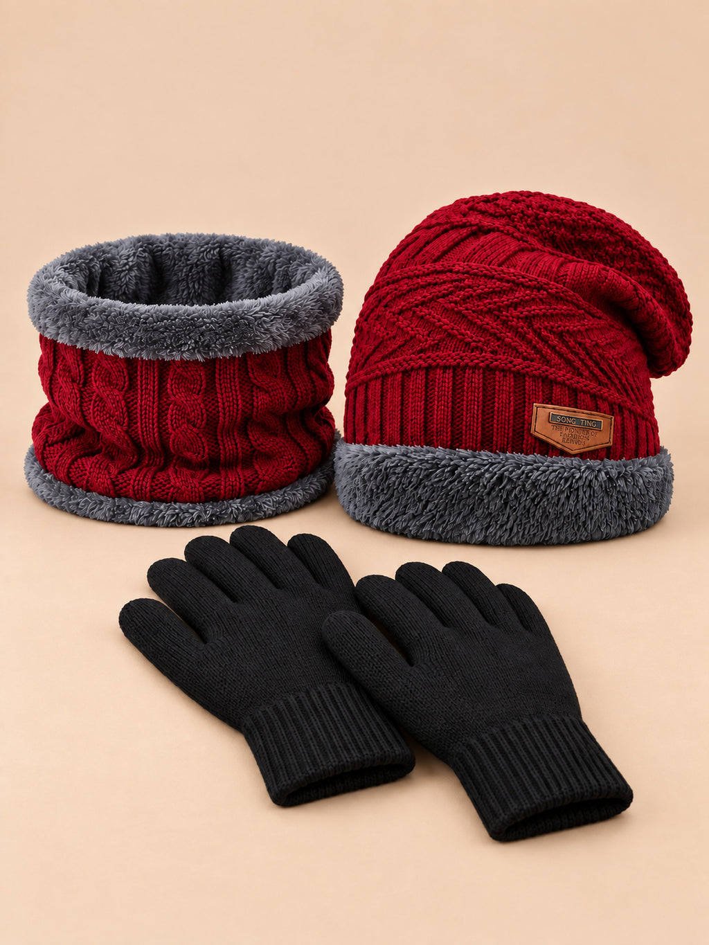 Ensemble bonnet, tour de cou et gants tactiles en maille, rouge, vue de face.