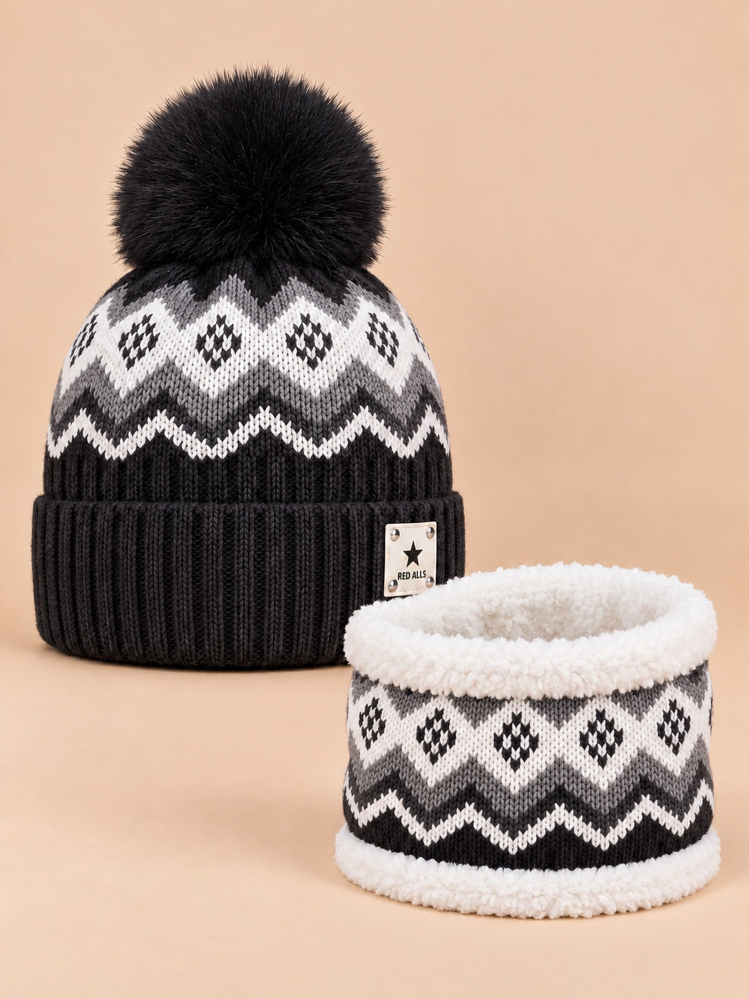 Ensemble bonnet à pompon et tour de cou jacquard RED ALLS noir, vue de face.