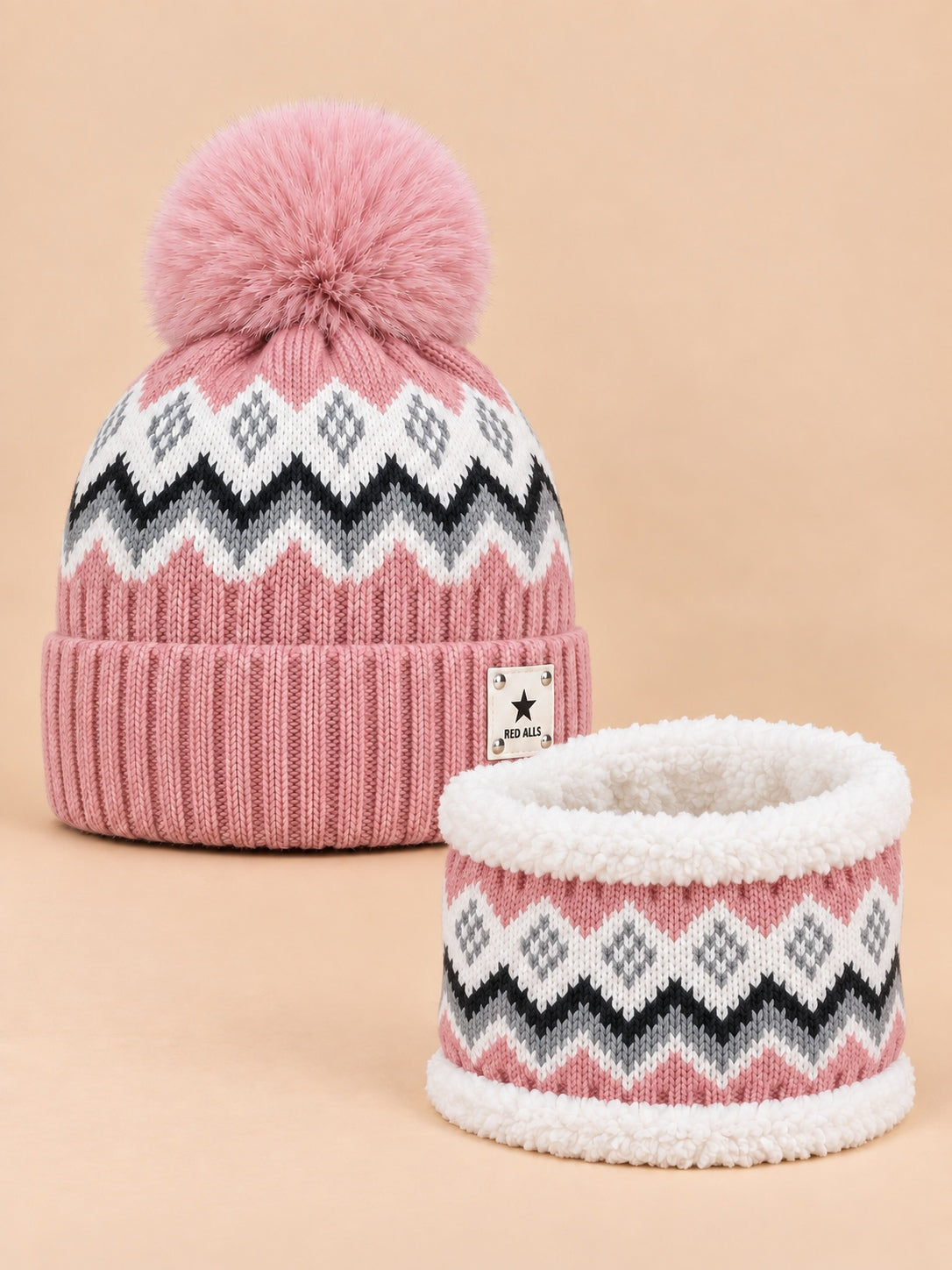 Ensemble bonnet à pompon et tour de cou jacquard RED ALLS rose, vue de face.