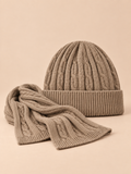 Ensemble bonnet et écharpe camel, maille jacquard, vue de face sur fond pêche sable.