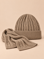 Ensemble bonnet et écharpe camel, maille jacquard, vue de face sur fond pêche sable.