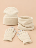 Ensemble bonnet, tour de cou et gants beige, vue de face.