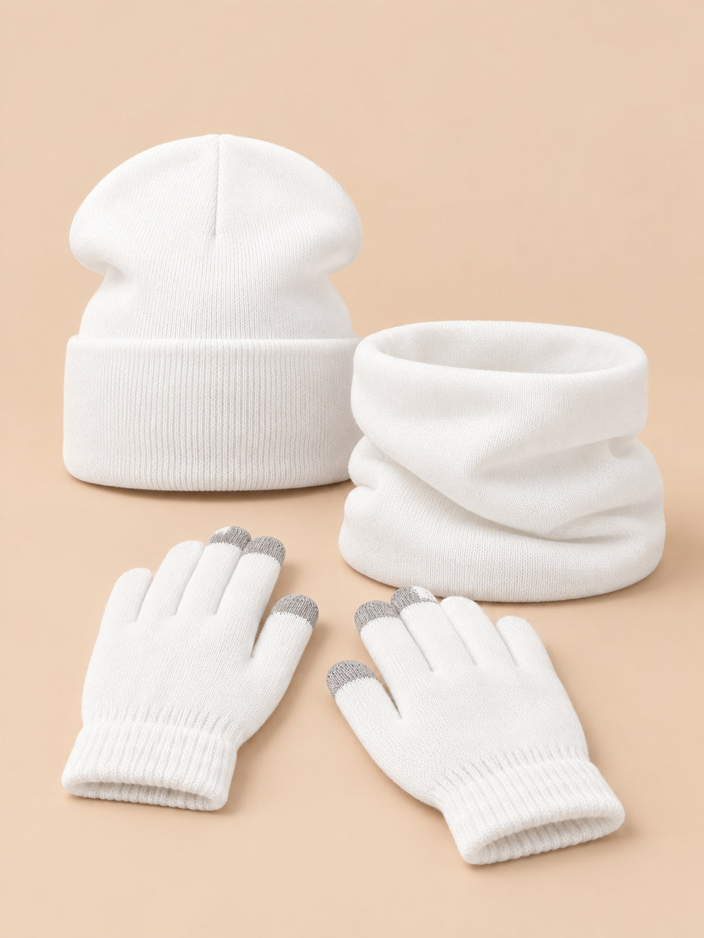 Ensemble bonnet, tour de cou et gants blanc, vue de face.