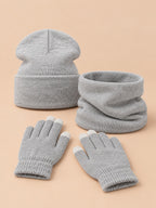 Ensemble bonnet, tour de cou et gants gris clair, vue de face.