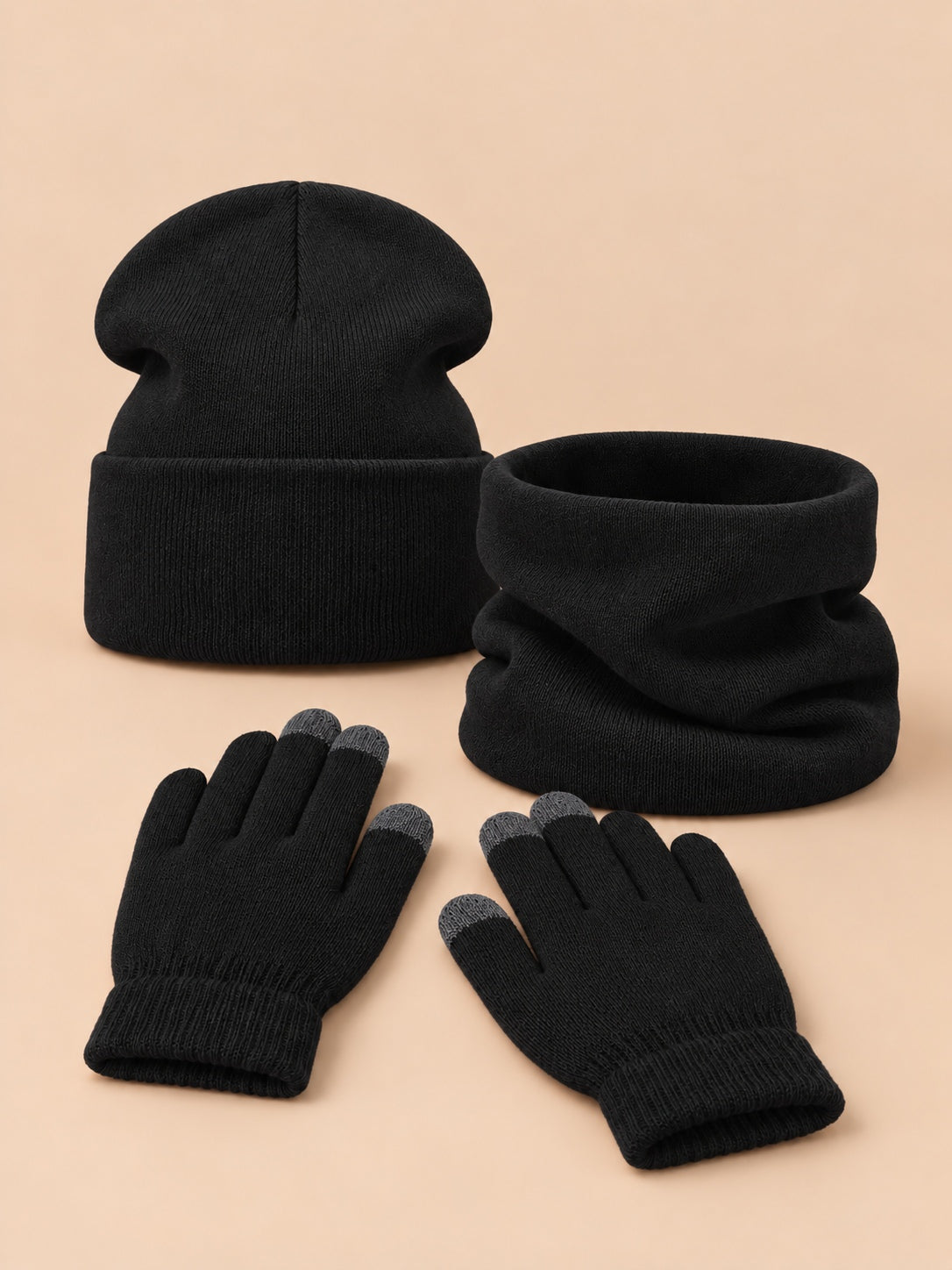 Ensemble bonnet, tour de cou et gants noir, vue de face.
