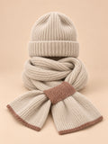 Ensemble bonnet et écharpe peluche, beige, vue de face sur fond pêche sable.