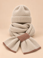 Ensemble bonnet et écharpe peluche, beige, vue de face sur fond pêche sable.