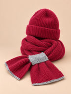 Ensemble bonnet et écharpe peluche, bordeaux, vue de trois quarts sur fond pêche sable.