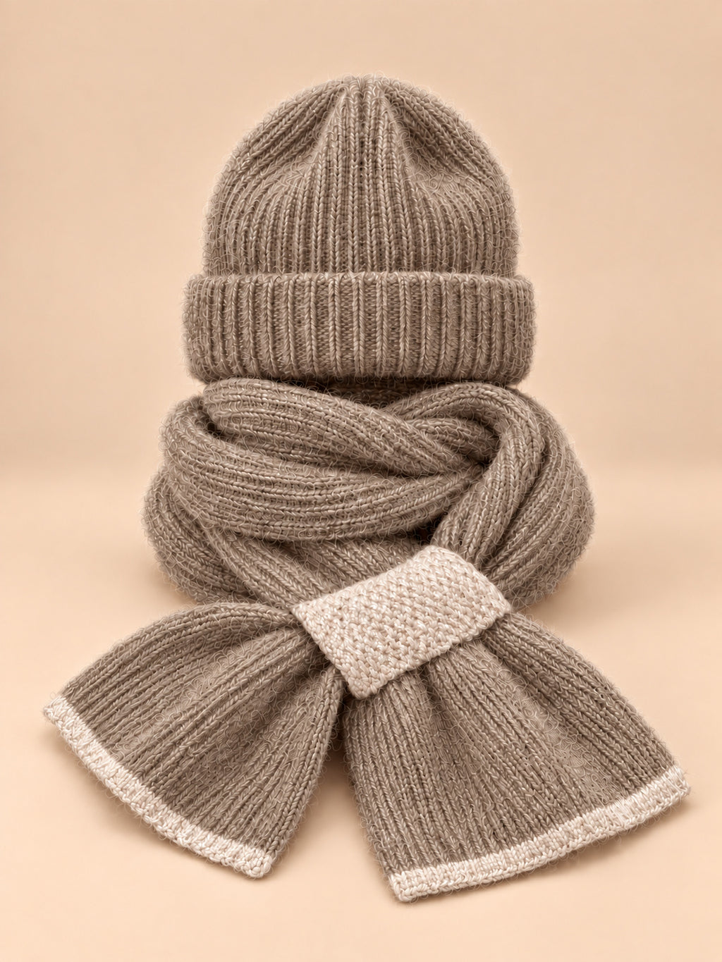 Ensemble bonnet et écharpe peluche, kaki, vue de face sur fond pêche sable.