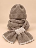 Ensemble bonnet et écharpe peluche, kaki, vue de face sur fond pêche sable.