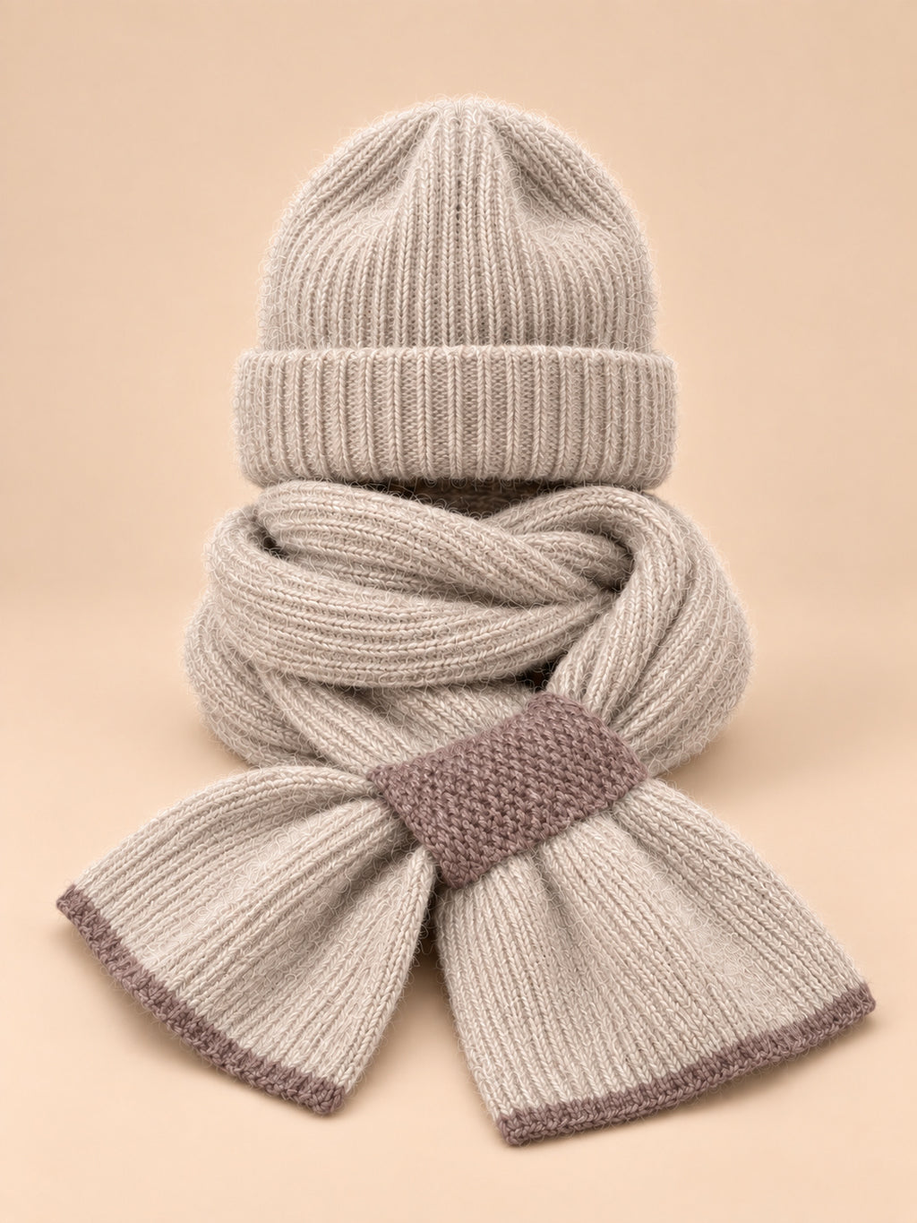 Ensemble bonnet et écharpe peluche, marron clair, vue de face sur fond pêche sable.