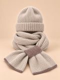 Ensemble bonnet et écharpe peluche, marron clair, vue de face sur fond pêche sable.