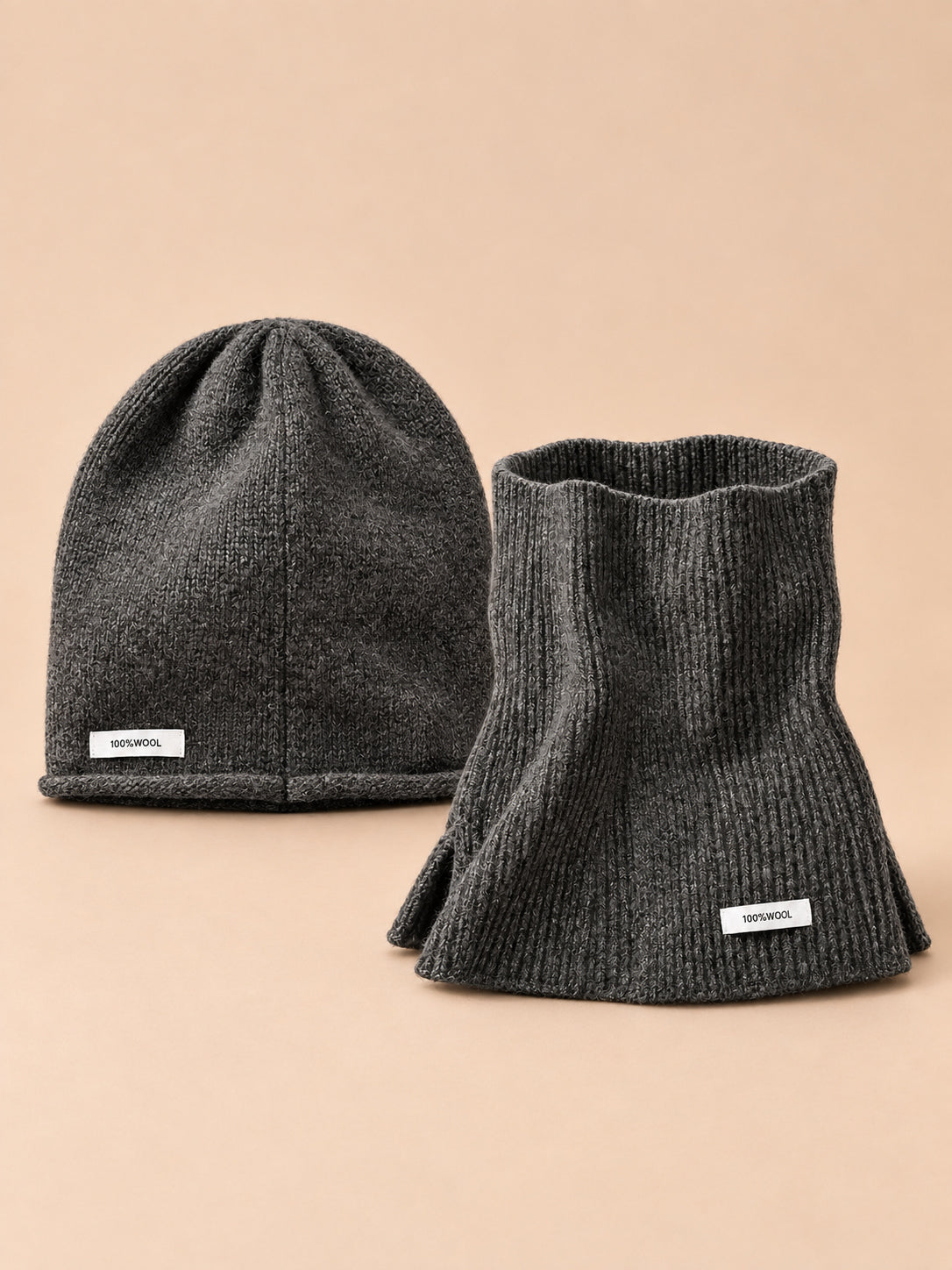 Ensemble bonnet et écharpe fendue en pure laine, gris, vue de face.