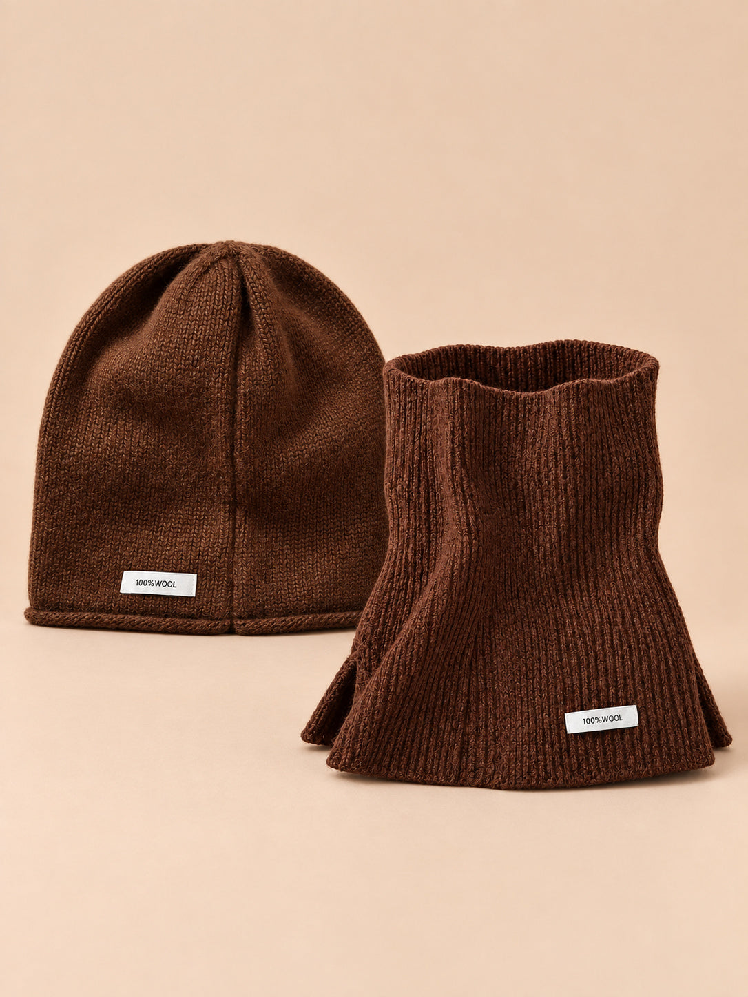 Ensemble bonnet et écharpe fendue en pure laine, marron, vue de face.