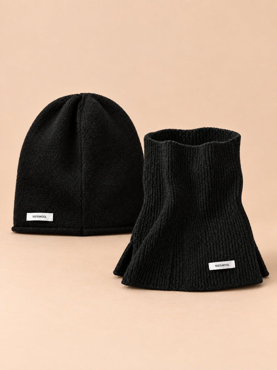 Ensemble bonnet et écharpe fendue en pure laine, noir, vue de face.