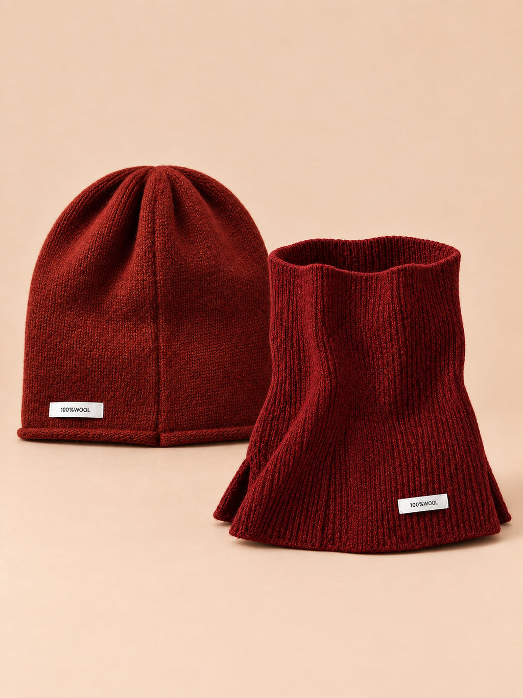 Ensemble bonnet et écharpe fendue en pure laine, rouge, vue de face.