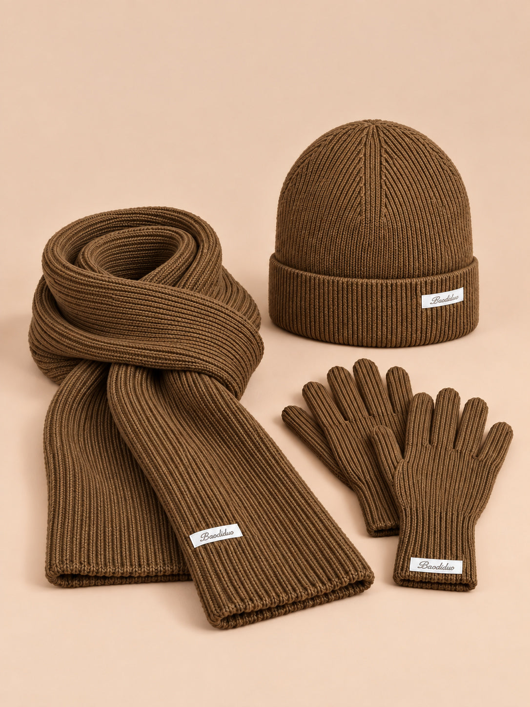 Ensemble bonnet, écharpe et gants femme style coréen, café clair, vue de face.