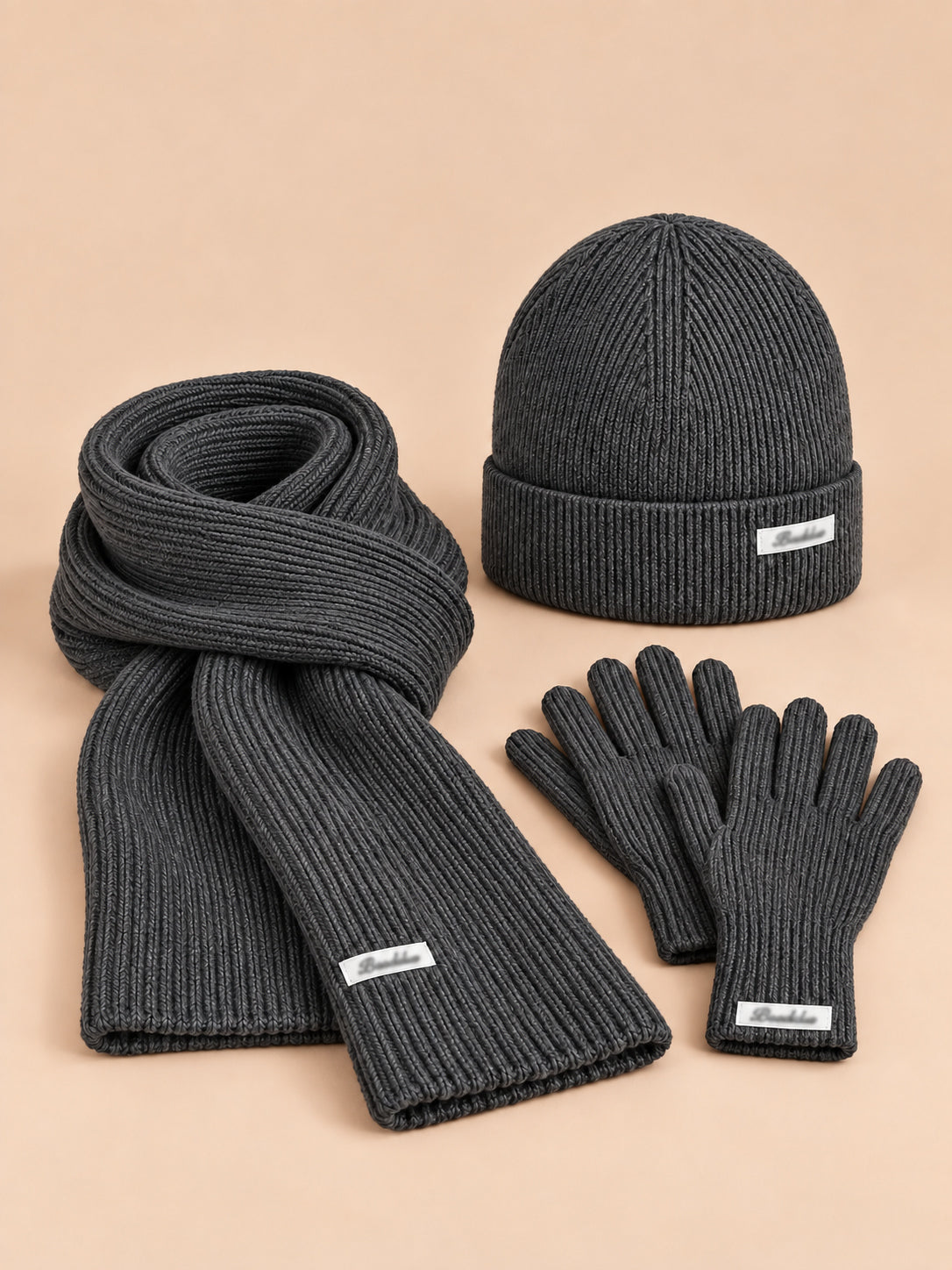 Ensemble bonnet, écharpe et gants femme style coréen, gris, vue de face.