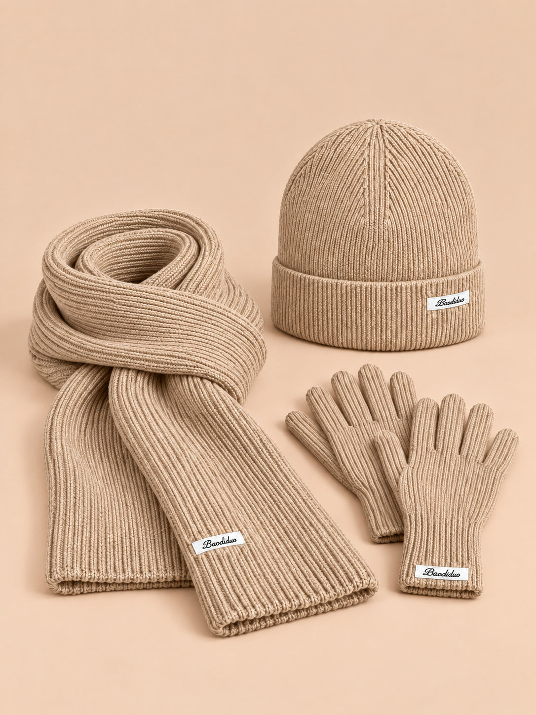 Ensemble bonnet, écharpe et gants femme style coréen, kaki, vue de face.