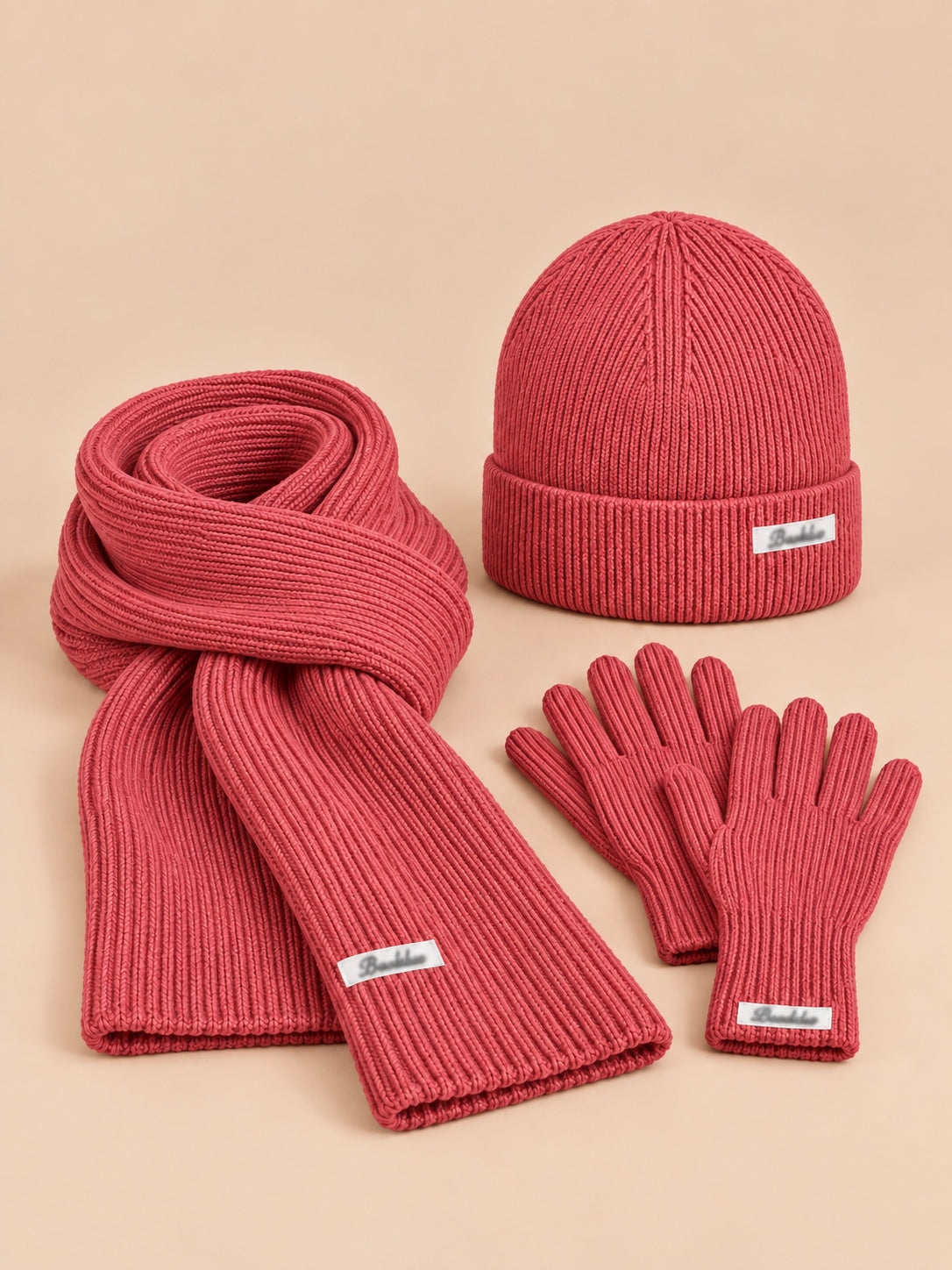 Ensemble bonnet, écharpe et gants femme style coréen, rose fuchsia, vue de face.