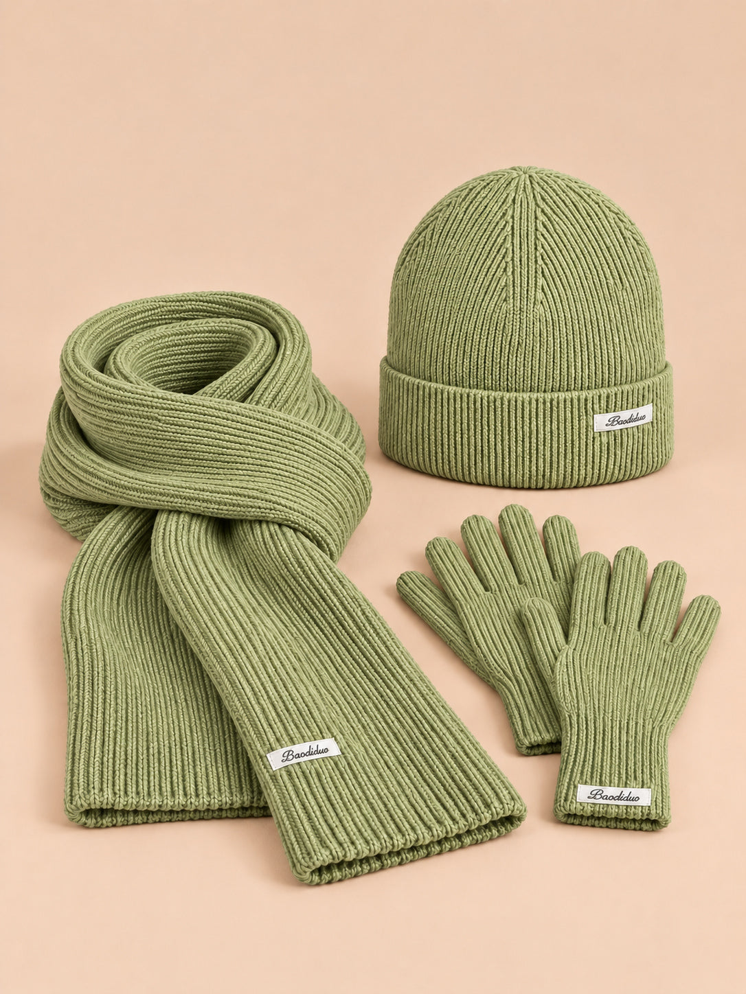 Ensemble bonnet, écharpe et gants femme style coréen, vert clair, vue de face.