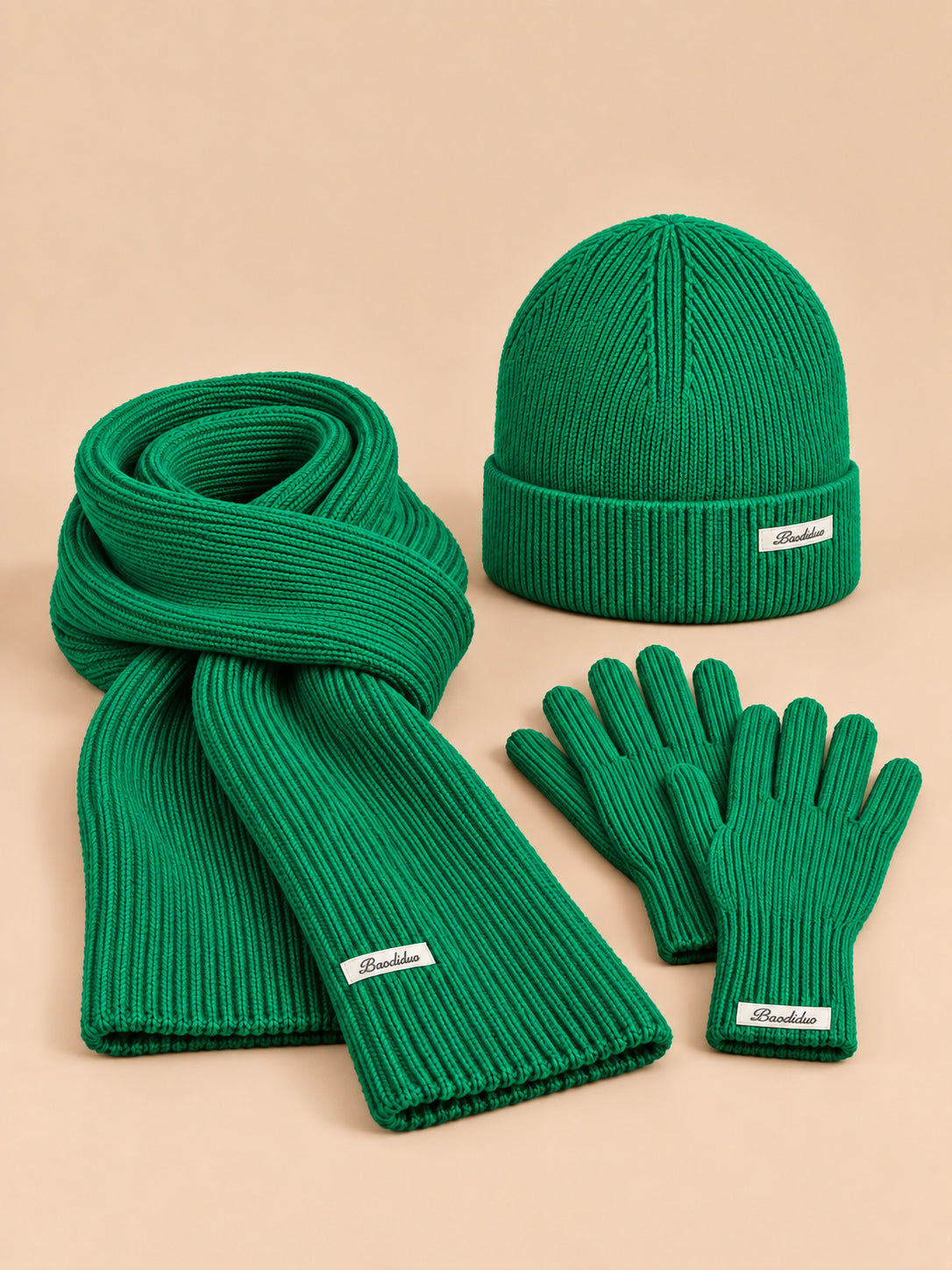 Ensemble bonnet, écharpe et gants femme style coréen, vert, vue de face.