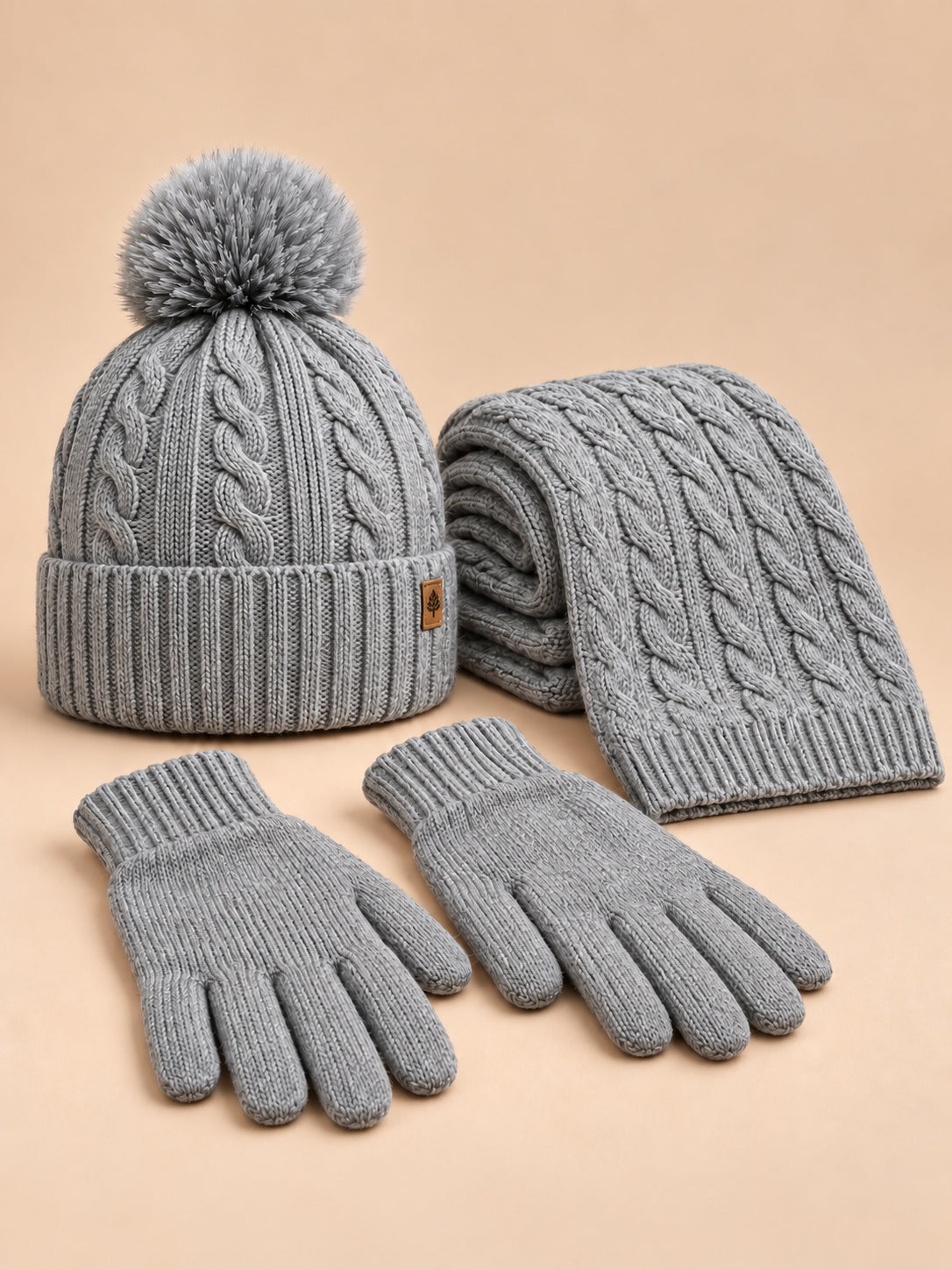Ensemble bonnet à pompon écharpe et gants tactiles gris, vue de face.