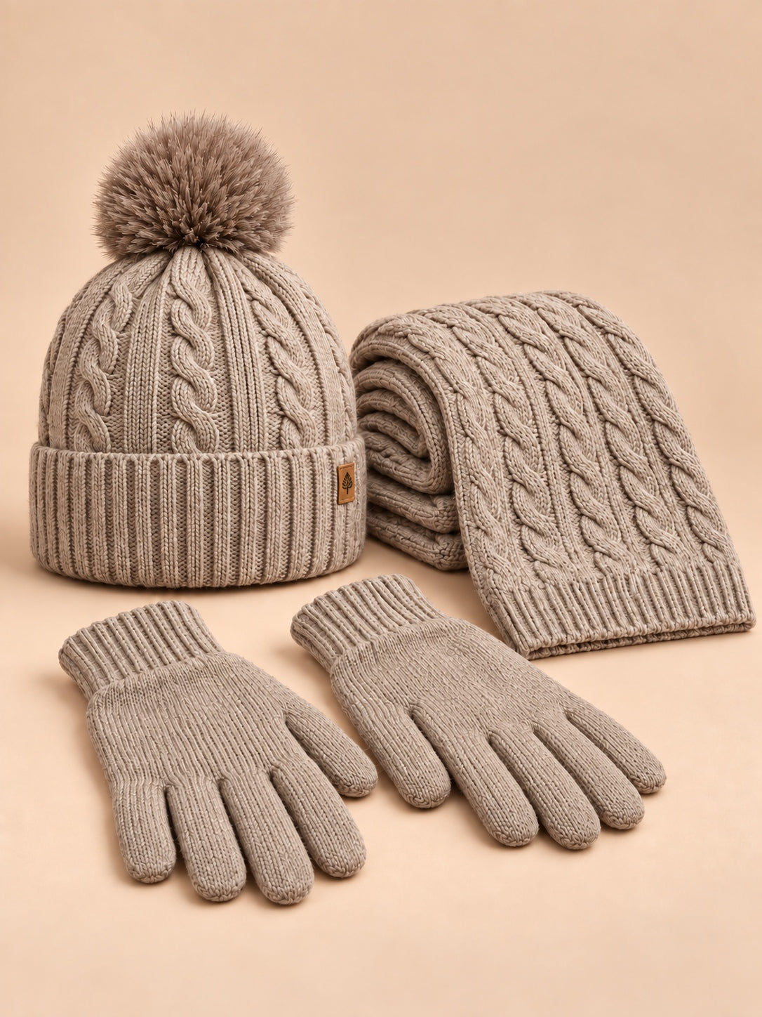 Ensemble bonnet à pompon écharpe et gants tactiles kaki, vue de face.