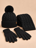 Ensemble bonnet à pompon écharpe et gants tactiles noir, vue de face.