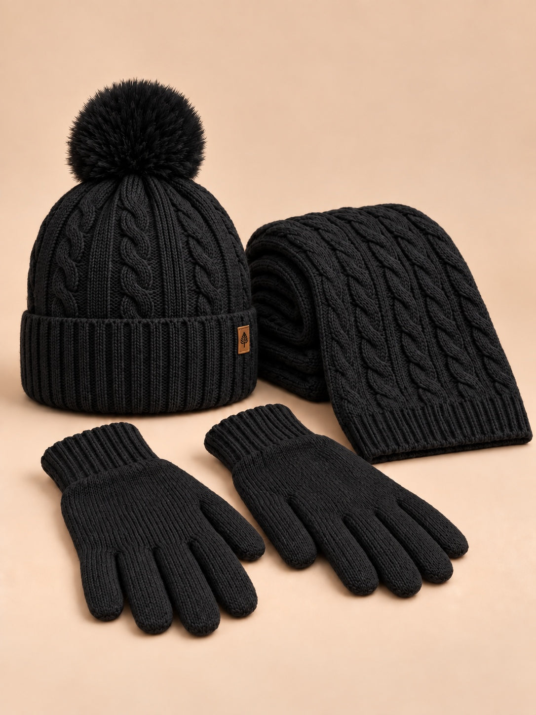 Ensemble bonnet à pompon écharpe et gants tactiles noir, vue de face.