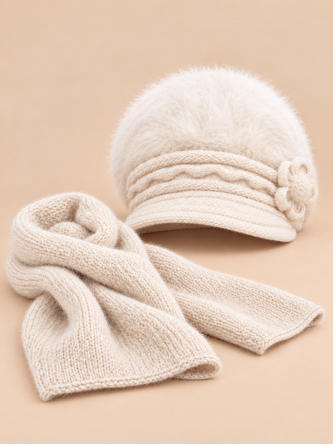 Bonnet femme à fleurs et écharpe, coloris beige, vue de face.