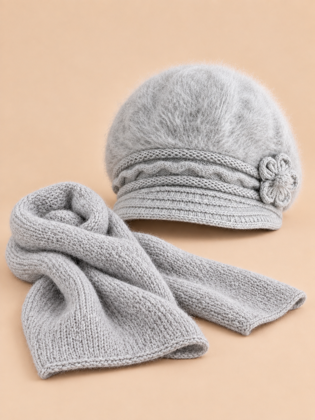 Bonnet femme à fleurs et écharpe, coloris gris, vue de face.