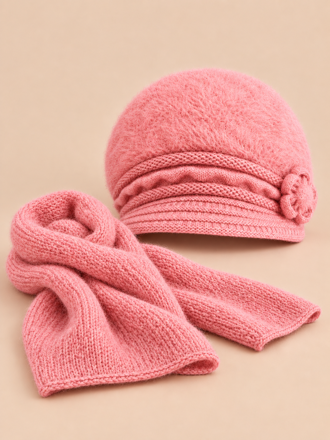 Bonnet femme à fleurs et écharpe, coloris rose, vue de face.