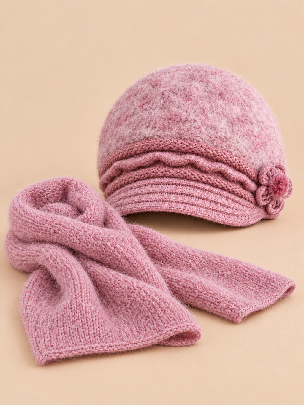 Bonnet femme à fleurs et écharpe, coloris rose violet, vue de face.