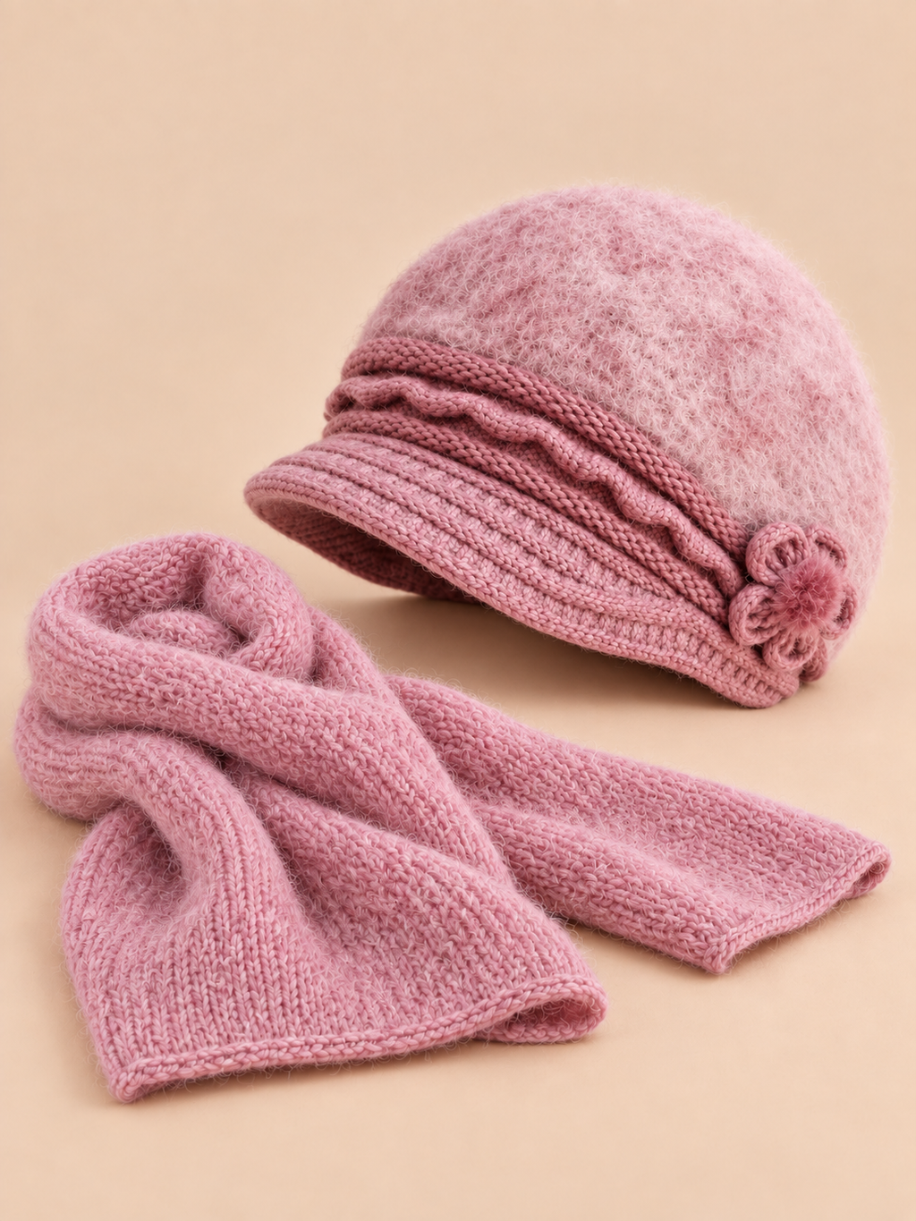 Bonnet femme à fleurs et écharpe, coloris rose violet, vue de trois quarts.