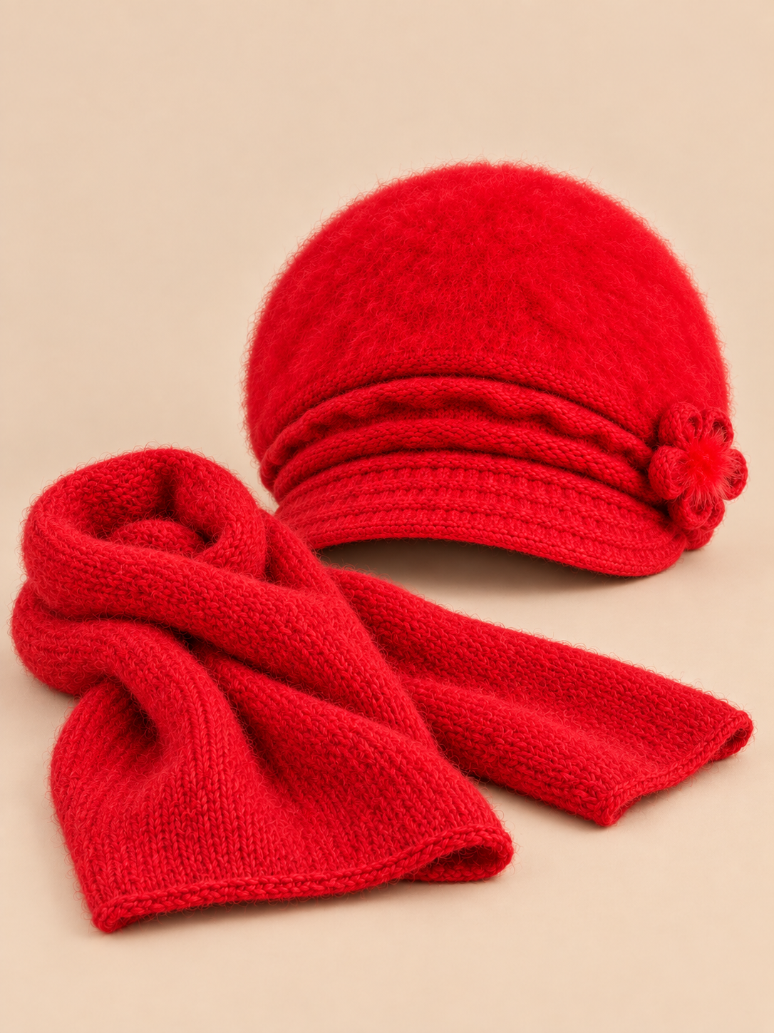 Bonnet femme à fleurs et écharpe, coloris rouge, vue de face.