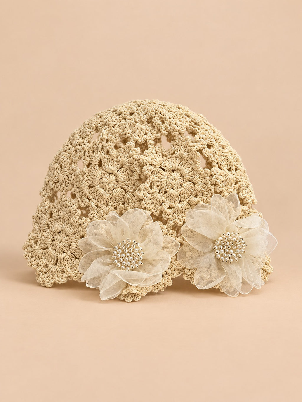 Bonnet fleuri en coton au crochet, beige, vue de face