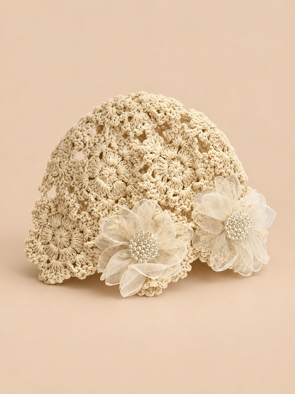 Bonnet fleuri en coton au crochet, beige, vue de trois quarts