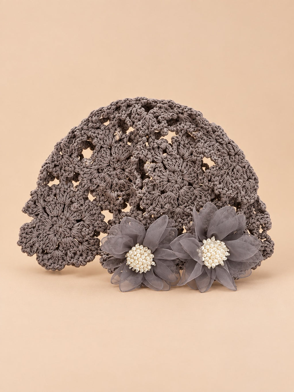 Bonnet fleuri en coton au crochet, gris, vue de face