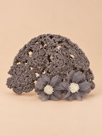 Bonnet fleuri en coton au crochet, gris, vue de face