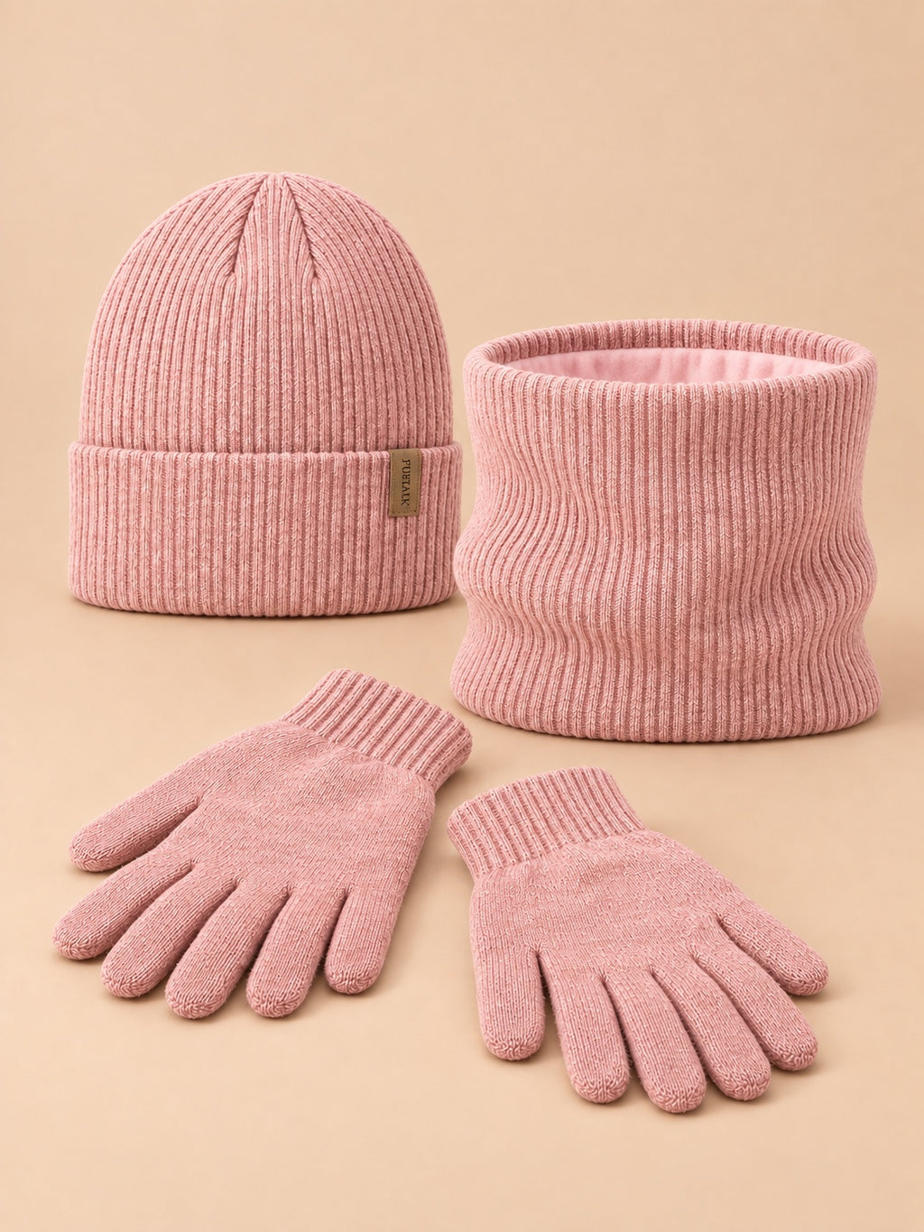 Ensemble bonnet, tour de cou et gants rose, vue de face.