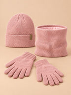 Ensemble bonnet, tour de cou et gants rose, vue de face.