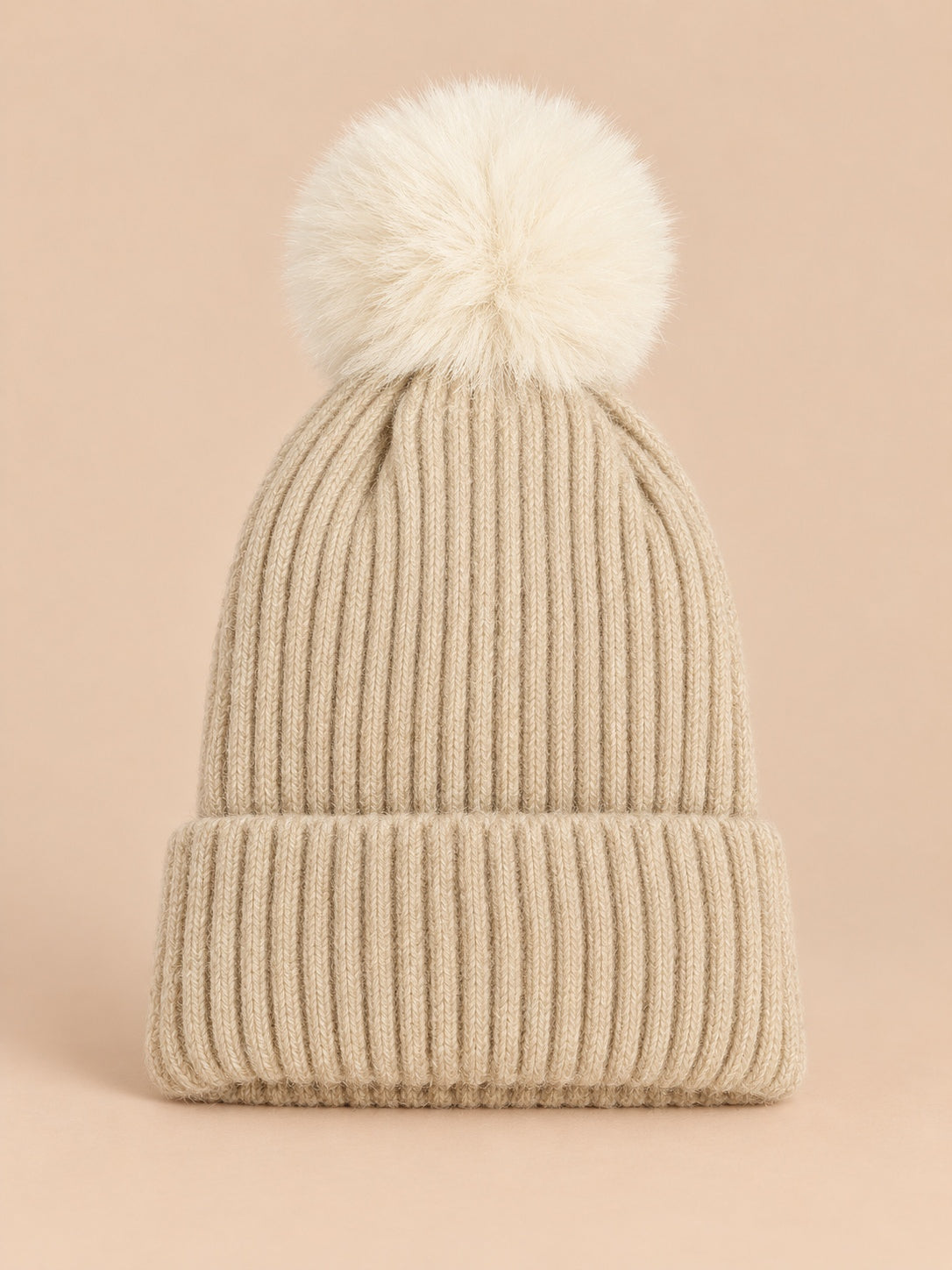 Bonnet de ski beige sans logo à gros pompon écru et revers côtelé, vue de face.