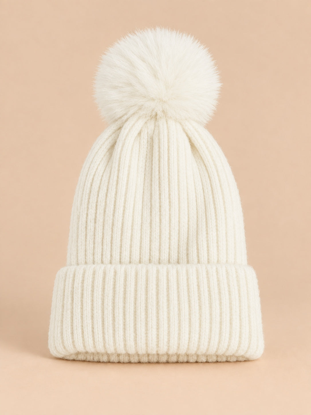 Bonnet de ski blanc sans logo à gros pompon assorti et revers côtelé, vue de face.