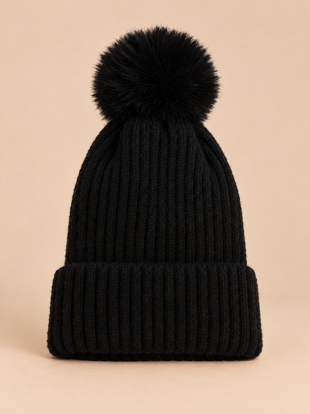 Bonnet de ski noir sans logo à gros pompon assorti et revers côtelé, vue de face.