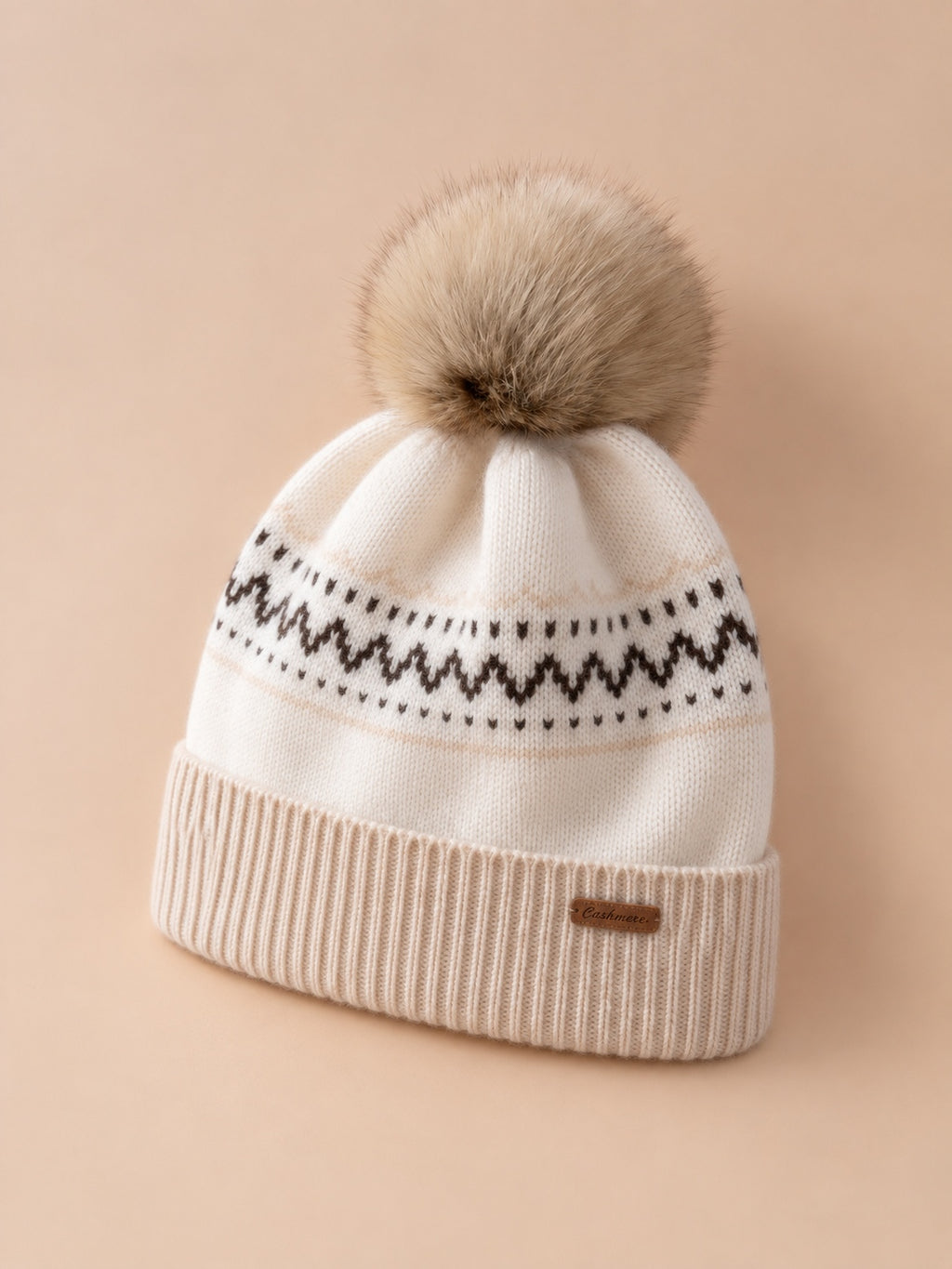 Bonnet jacquard nordique blanc à pompon, vue de trois quarts.