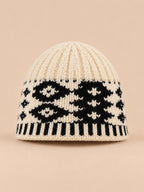 Bonnet à losanges rétro beige, maille à motifs géométriques, vue de face.