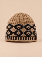 Bonnet à losanges rétro kaki, maille à motifs géométriques, vue de face.