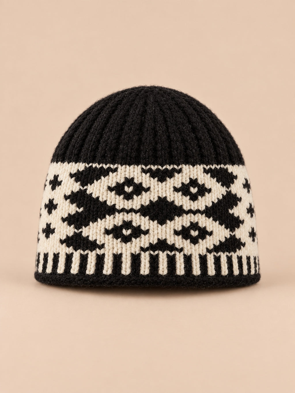 Bonnet à losanges rétro noir, maille à motifs géométriques, vue de face.